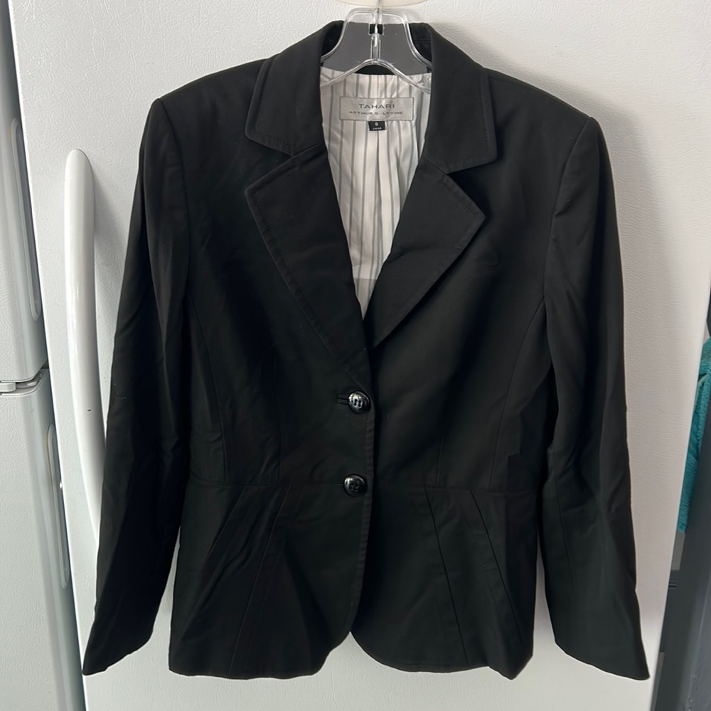 Tahari ladies black pant suit size 8 - great condition